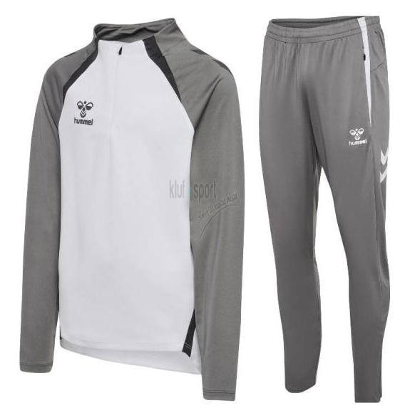 Męski dres treningowy Hummel Lead 2.0 – czarna bluza z krótkim zamkiem i białym logo oraz dopasowane czarne spodnie dresowe z szewronami.