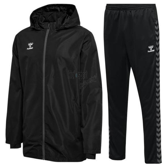 Męski komplet treningowy Hummel Authentic – czarna kurtka przeciwdeszczowa z kapturem oraz czarne spodnie treningowe z szarymi szewronami Hummel na bokach.