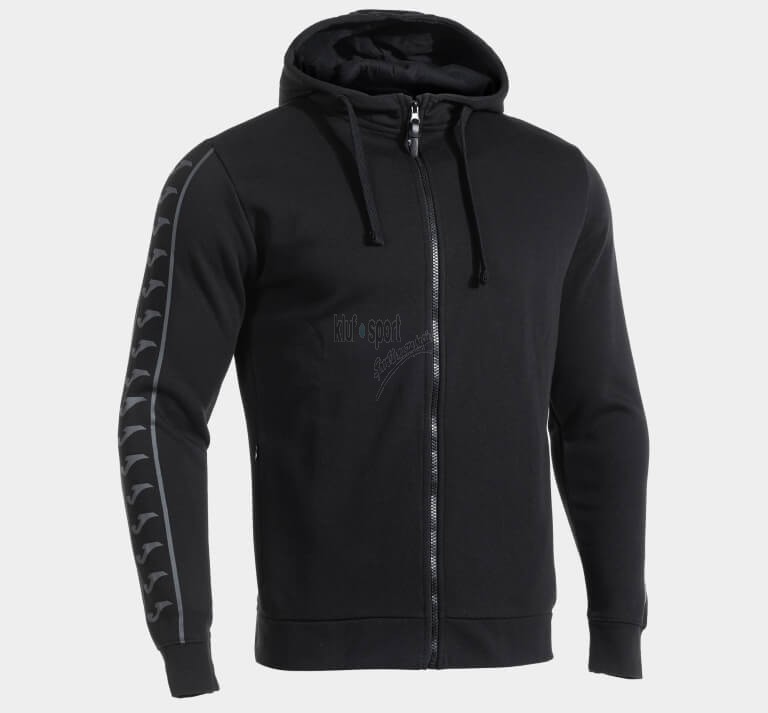 Męska czarna bluza sportowa Joma Heroic z kapturem, zapinana na biały zamek błyskawiczny, z białym logo Joma na piersi.