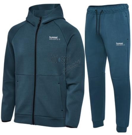 Męski dres bawełniany Hummel Tech Fleece w kolorze morskim – dopasowana bluza z kapturem i spodnie typu jogger na modelu.