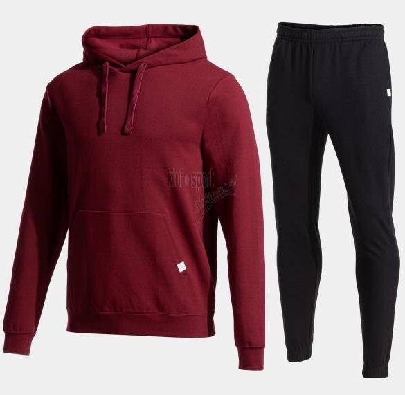 Męski dres bawełniany Joma Universo – bordowa bluza z kapturem i czarnym logo na piersi oraz czarne spodnie dresowe ze ściągaczami.
