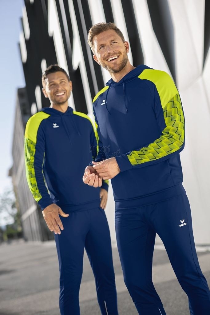  Męski dres treningowy Erima Evo Star – granatowa bluza typu hoodie ze wstawkami oraz dopasowane granatowe spodnie treningowe.