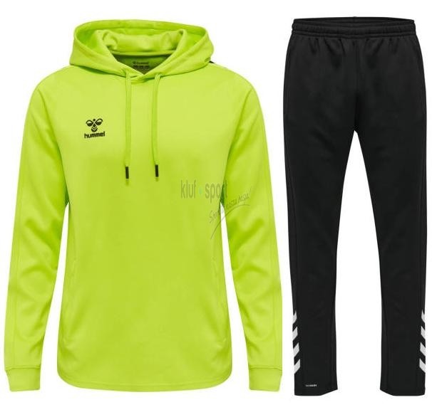 Męski dres treningowy Hummel Core XK – jaskrawożółta bluza z kapturem oraz dopasowane czarne spodnie dresowe z białymi szewronami u dołu nogawek.