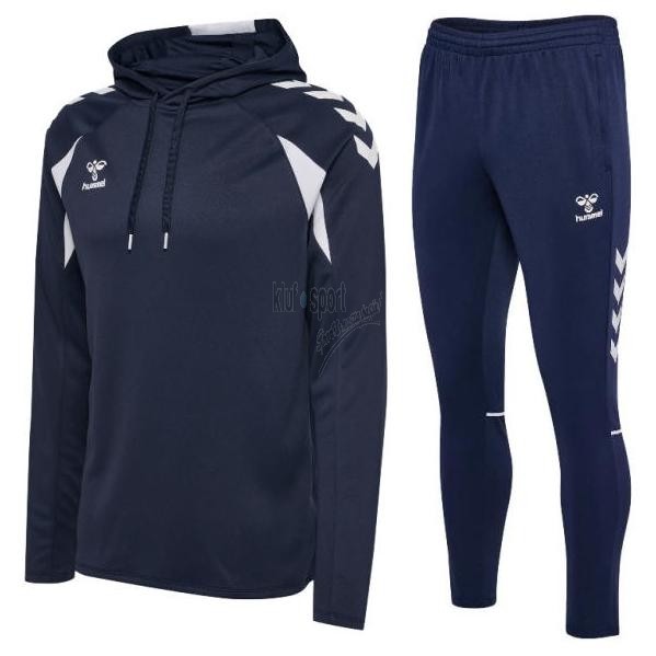 Męski dres treningowy Hummel Core 2.0 – granatowa bluza z kapturem typu hoodie oraz granatowe spodnie treningowe z białymi szewronami.