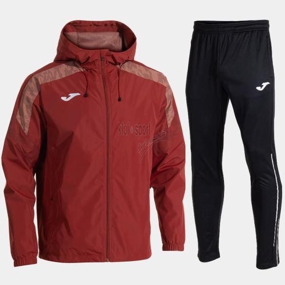 Męski komplet treningowy Joma Champion VIII – bordowa kurtka przeciwdeszczowa z kapturem i czarne spodnie dresowe z logo Joma.