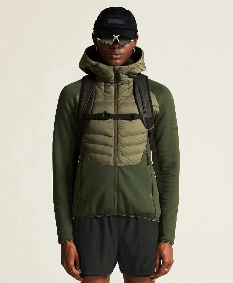 Damska kurtka hybrydowa Craft ADV Explore Light Down w kolorze zielonym (khaki) – pikowany przód z puchowym wypełnieniem i elastyczne rękawy.