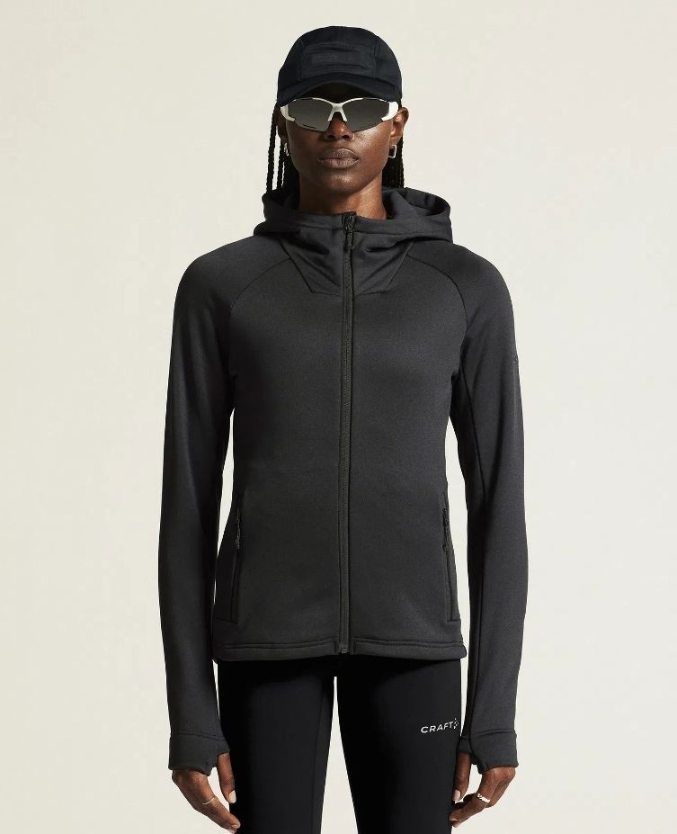 Damska kurtka sportowa Craft ADV Explore Power Fleece w kolorze czarnym – techniczna bluza z kapturem, taliowana, z logo Craft na piersi.