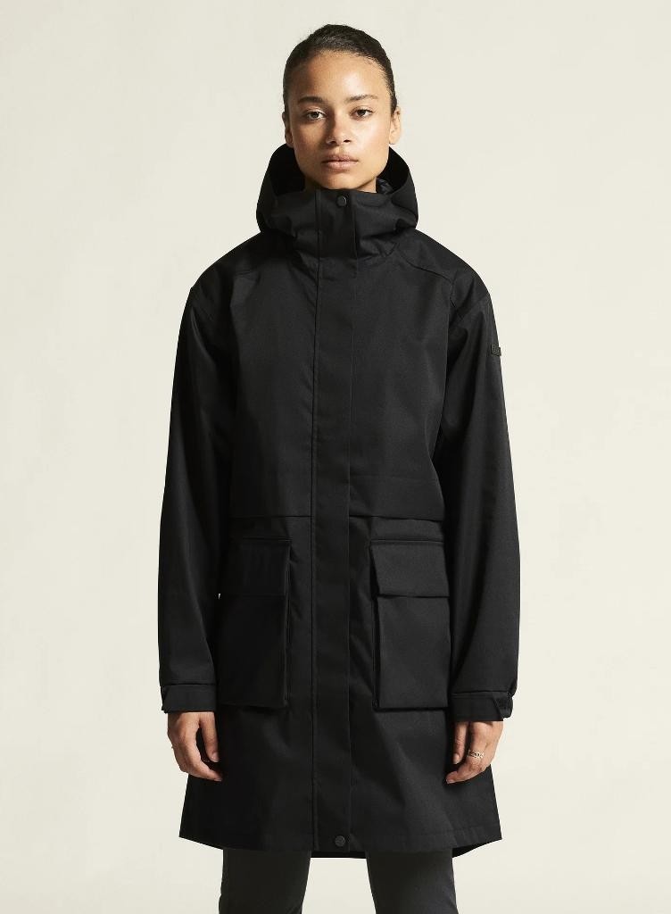 Czarna damska kurtka przeciwdeszczowa Craft Urban Parka – długa sportowa parka z kapturem.
