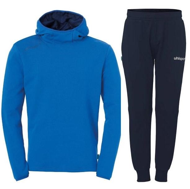 dres sportowy męski uhlsport essential niebieski składający się z wkładanej przez głowę jasnoniebieskiej bluzy hoodie oraz kontrastujących, granatowych spodni dresowych ze ściągaczami