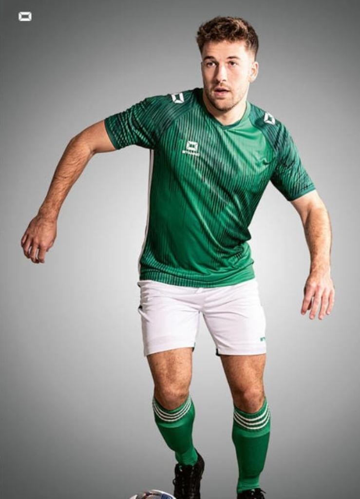 Męski komplet piłkarski Stanno – zielona koszulka meczowa Hatch z białymi detalami oraz białe spodenki Focus II z zielonym wykończeniem.