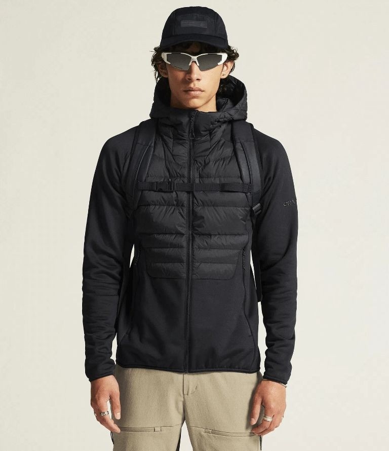 Męska czarna kurtka hybrydowa Craft ADV Explore Light Down – pikowany korpus z puchem i gładkie, elastyczne rękawy.