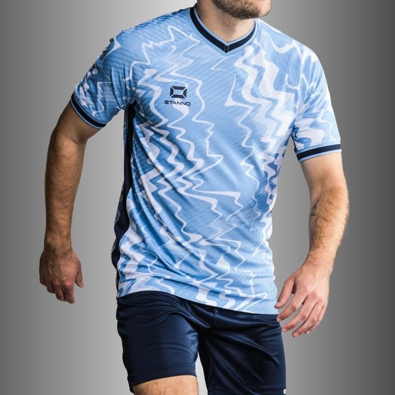 Męski komplet meczowy Stanno Wave – błękitna koszulka sportowa z granatową grafiką fali oraz granatowe spodenki meczowe Stanno Focus.