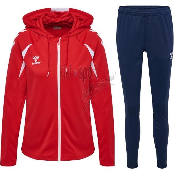 Damski dres treningowy Hummel Core 2.0 – czerwona bluza rozpinana na zamek z szewronami na ramionach i granatowe spodnie dresowe z logo Hummel.