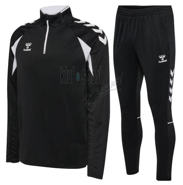 Męski dres treningowy Hummel Core 2.0 – czarna bluza z krótkim białym zamkiem pod szyją i szewronami na ramionach oraz dopasowane czarne spodnie.