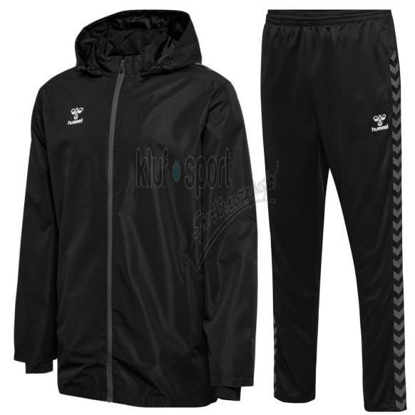 Męski komplet treningowy Hummel Authentic – czarna kurtka przeciwdeszczowa z kapturem oraz czarne spodnie treningowe z szarymi szewronami Hummel na bokach.