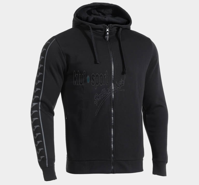 Męska czarna bluza sportowa Joma Heroic z kapturem, zapinana na biały zamek błyskawiczny, z białym logo Joma na piersi.