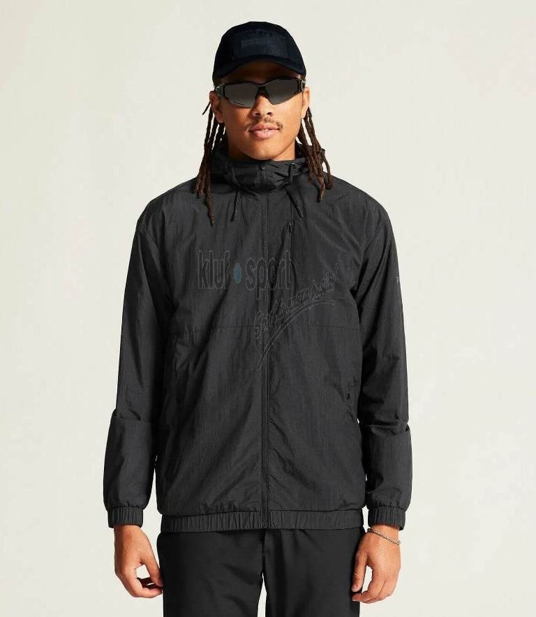 Męska kurtka wiatrówka Craft ADV Join Windbreaker w kolorze czarnym – lekka kurtka sportowa z kapturem i białym logo Craft na piersi.