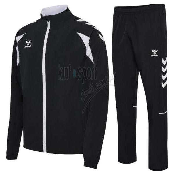 Męski dres sportowy Hummel Core 2.0 – czarna bluza rozpinana na biały zamek z białymi szewronami na ramionach oraz czarne spodnie z prostymi nogawkami.
