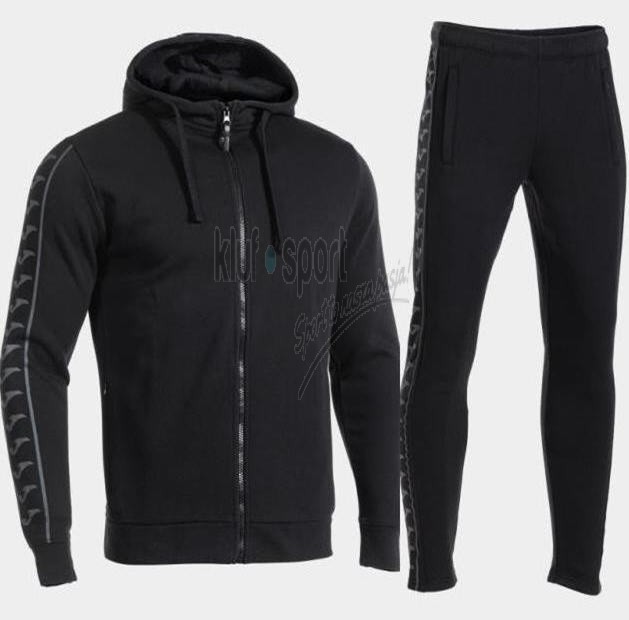 Męski dres bawełniany Joma Heroic – czarna rozpinana bluza z kapturem i logotypami na ramionach oraz dopasowane czarne spodnie dresowe.