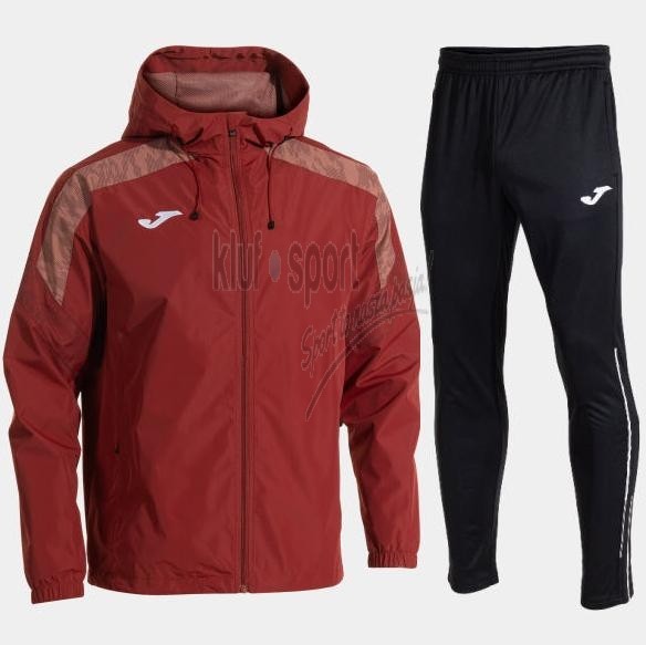 Męski komplet treningowy Joma Champion VIII – bordowa kurtka przeciwdeszczowa z kapturem i czarne spodnie dresowe z logo Joma.