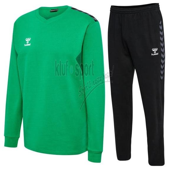 Męski dres bawełniany Hummel Authentic – zielona bluza wkładana przez głowę z logo na piersi oraz czarne spodnie dresowe z szarymi szewronami.