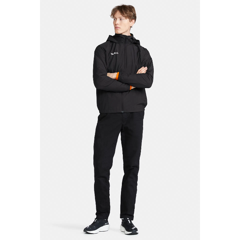 Czarny męski dres treningowy CRAFT Evolve – techniczna kurtka przeciwdeszczowa z kapturem i dopasowane spodnie dresowe z logo CRAFT.