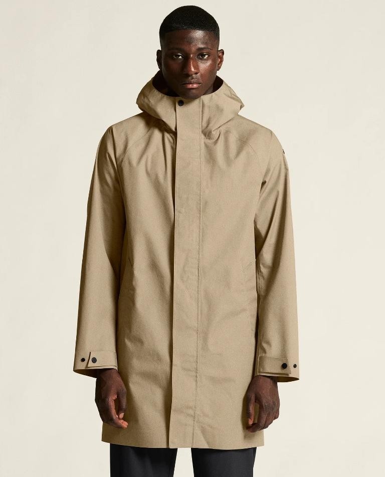 Beżowy płaszcz przeciwdeszczowy Craft Urban Shell Coat Uni – długi hardshell męski z kapturem.