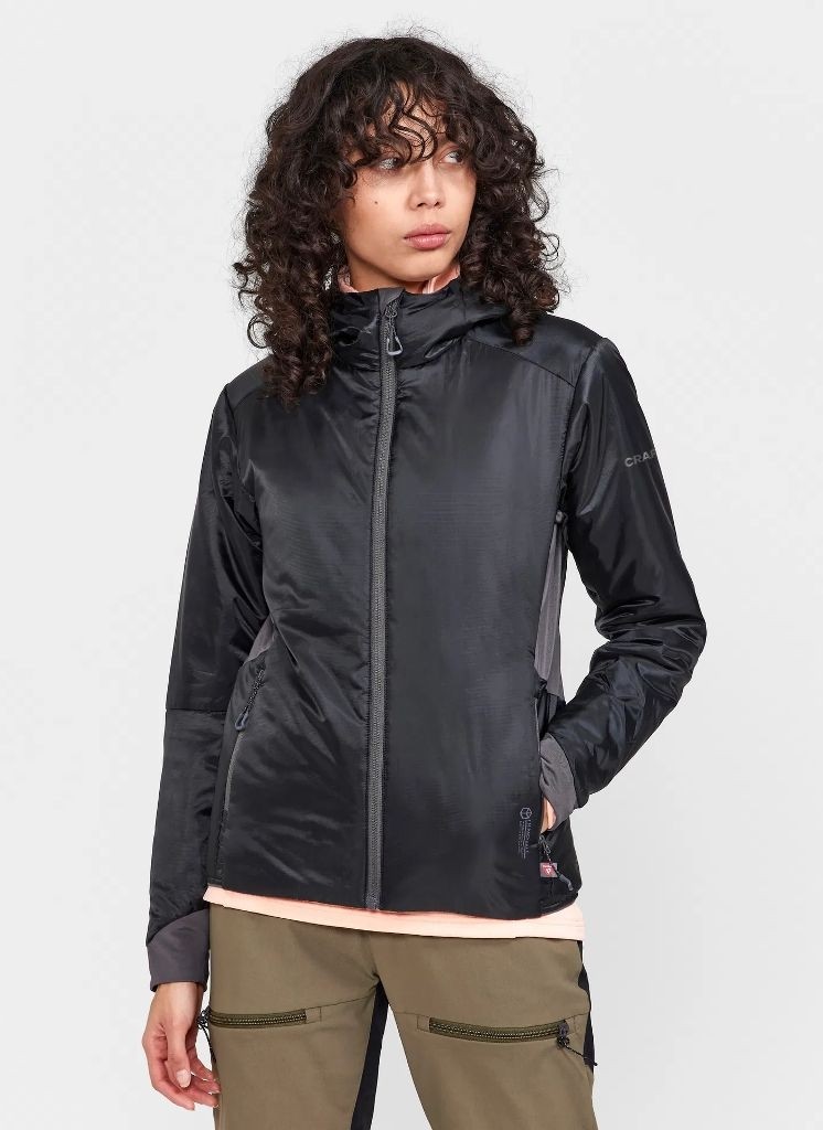 Lekka damska kurtka ocieplana Craft ADV Explore Lightweight w kolorze czarnym – techniczna kurtka z poziomym pikowaniem i taliowanym krojem.