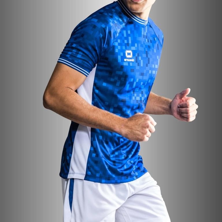 Męski komplet meczowy Stanno Pixel – niebieska koszulka sportowa z grafiką pikseli oraz białe spodenki sportowe Stanno Focus.
