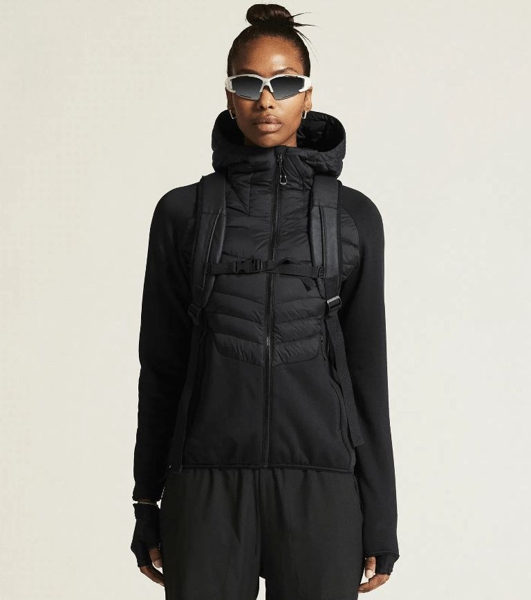 Damska kurtka hybrydowa Craft ADV Explore Light Down w kolorze czarnym – pikowany przód z puchowym wypełnieniem i elastyczne rękawy.