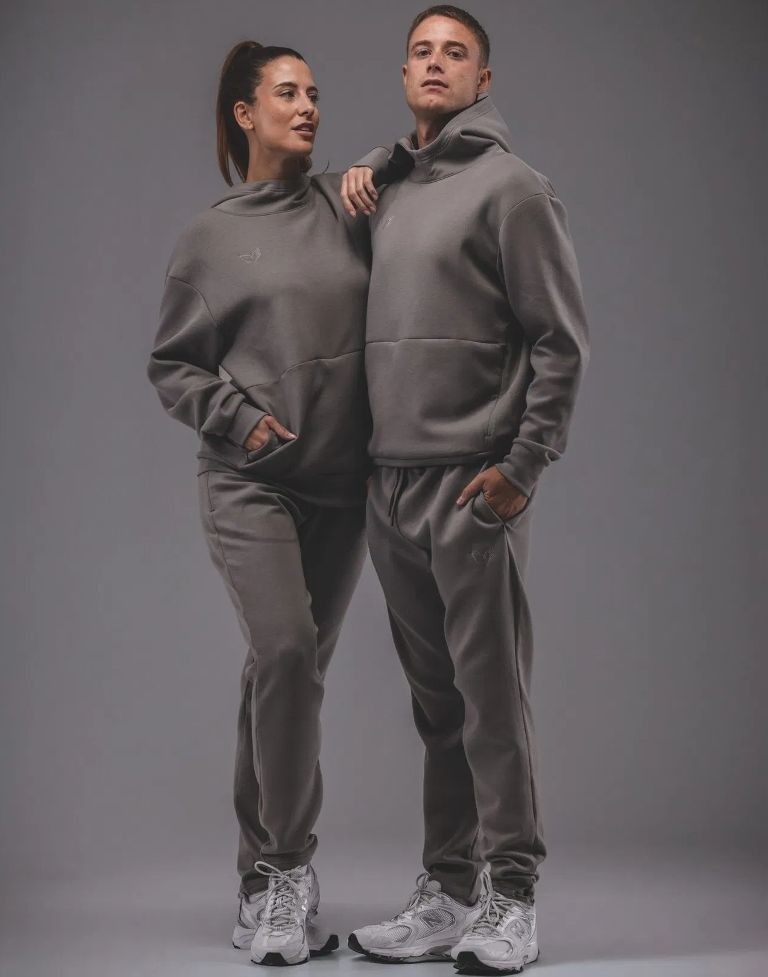 Męski dres sportowy Erima Premia – popielata bluza z kapturem typu hoodie oraz szare spodnie dresowe o ergonomicznym kroju.