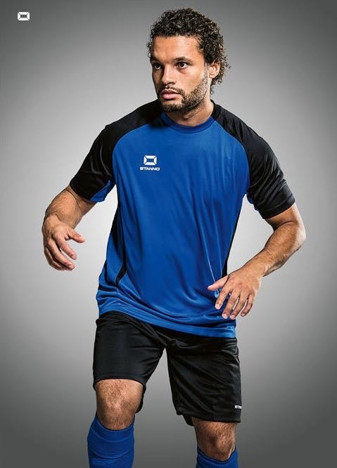 Męski strój meczowy Stanno Stadio – niebieska koszulka sportowa z czarnymi raglanowymi rękawami oraz czarne spodenki sportowe z białym logo Stanno.