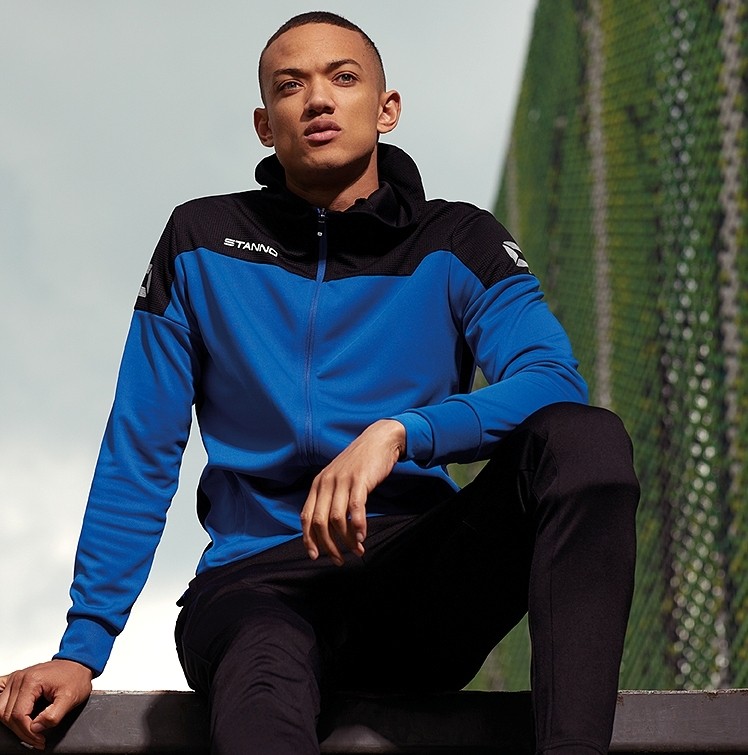 Męski dres treningowy Stanno Pride – niebieska rozpinana bluza z kapturem i białymi detalami oraz dopasowane czarne spodnie dresowe typu jogger.