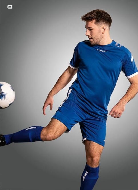 Męski niebieski komplet meczowy Stanno – koszulka sportowa Drive z białymi detalami oraz spodenki meczowe Focus.