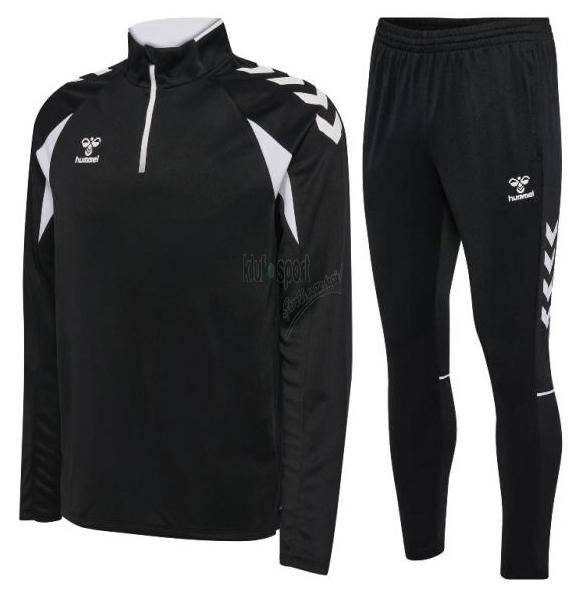 Męski dres treningowy Hummel Core 2.0 – czarna bluza z krótkim białym zamkiem pod szyją i szewronami na ramionach oraz dopasowane czarne spodnie.