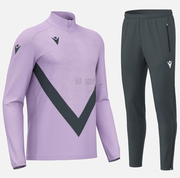 Męski liliowy dres treningowy Macron Yaruga Thunder z grafitowymi spodniami i bluzą 1/4 zip z wytłaczanym wzorem.