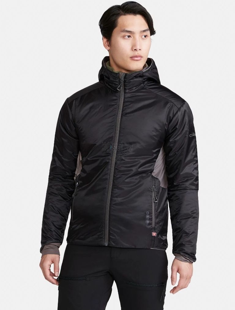 Męska lekka kurtka ocieplana Craft ADV Explore Lightweight w kolorze czarnym – techniczna kurtka z poziomymi przeszyciami i logo Craft na piersi.