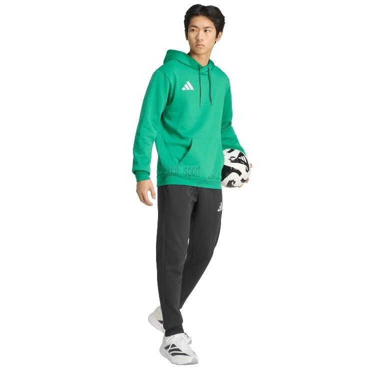 Męski dres bawełniany adidas Entrada 26 – zielona bluza z kapturem wkładana przez głowę i czarne spodnie dresowe z białym logo adidas.