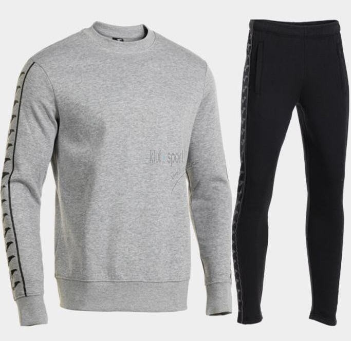 Męski dres bawełniany Joma Heroic – popielata bluza wkładana przez głowę z czarnym logowaniem na ramionach oraz czarne spodnie dresowe ze ściągaczami.