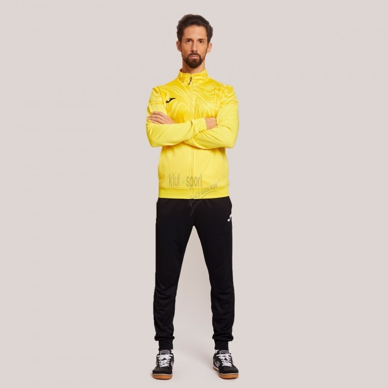 Męski dres treningowy Joma Lion II – żółta bluza sportowa z pełnym zamkiem i czarnym logowaniem na rękawach oraz czarne spodnie dresowe.