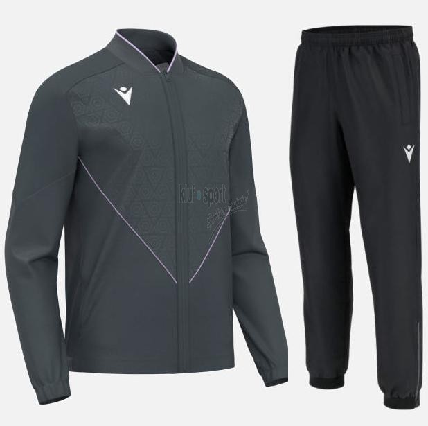 Męski grafitowy dres sportowy Macron Morpheus Premium z bluzą ze stójką, geometrycznym wzorem na klatce piersiowej i liliowymi lamówkami.