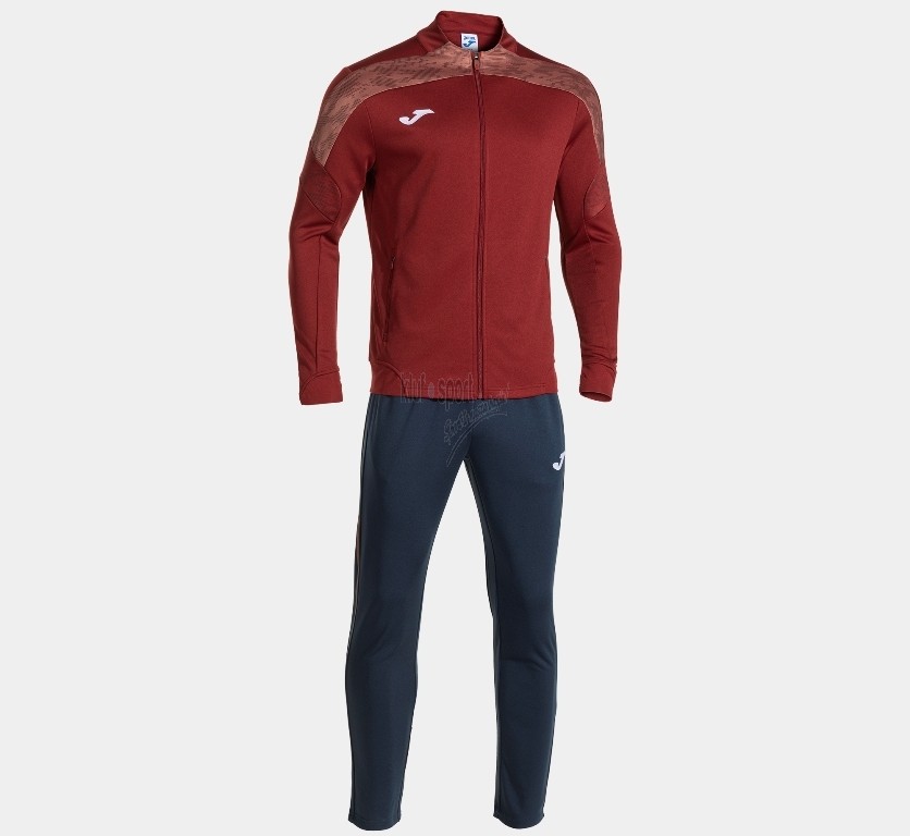 Męski dres treningowy Joma Champion VIII – bordowa bluza zapinana na pełny zamek z wzorem na rękawach oraz granatowe spodnie dresowe.