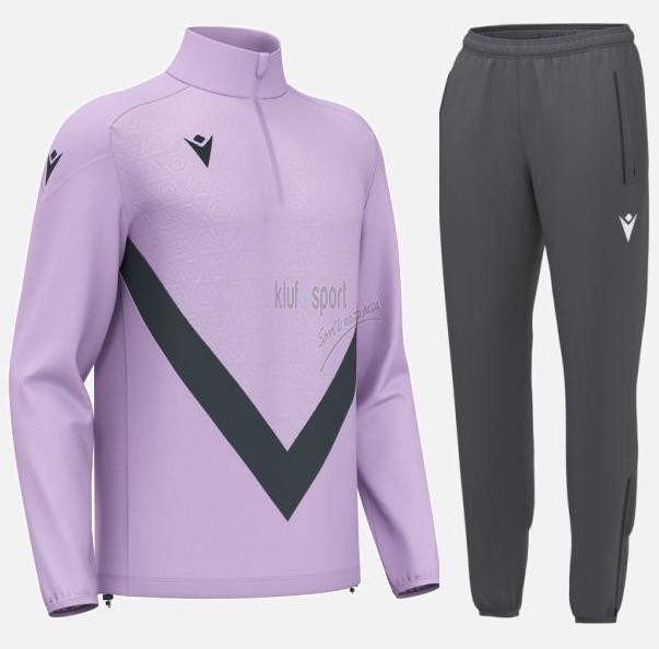 Męski liliowy dres treningowy Macron Anduin z grafitowymi spodniami i bluzą 1/4 zip z geometryczną teksturą.
