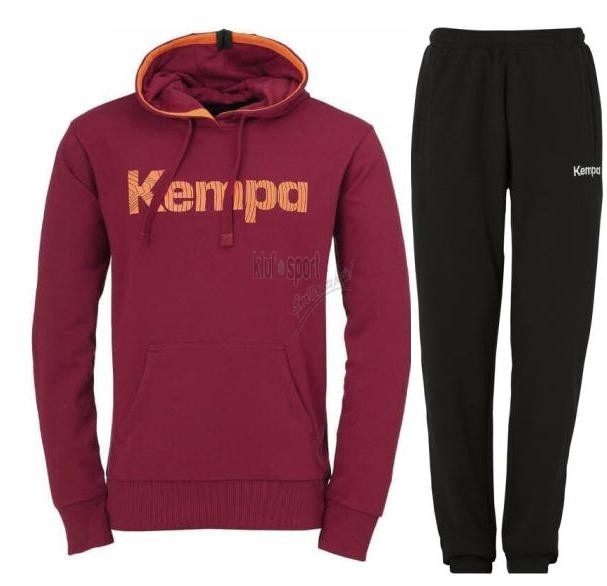 Męski dres bawełniany Kempa Graphic Limited – bordowa bluza z kapturem z dużym logo Kempa oraz czarne spodnie dresowe.
