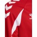 Czerwona męska bluza treningowa Hummel Core 2.0 Crew Neck z okrągłym dekoltem i białymi szewronami na ramionach.