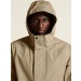 Beżowy płaszcz przeciwdeszczowy Craft Urban Shell Coat Uni – długi hardshell męski z kapturem.