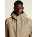 Beżowy płaszcz przeciwdeszczowy Craft Urban Shell Coat Uni – długi hardshell męski z kapturem.