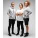 Damski dres sportowy uhlsport id popielato czarny składający się z rozpinanej, jasnoszarej bluzy z kapturem oraz dopasowanych czarnych spodni ze ściągaczami.