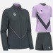 Damski komplet treningowy Macron Artemis – antracytowa bluza sportowa na zamek z fioletowymi wstawkami, fioletowa koszulka treningowa oraz antracytowe spodenki.