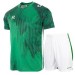 Męski komplet piłkarski Stanno – zielona koszulka meczowa Hatch z białymi detalami oraz białe spodenki Focus II z zielonym wykończeniem.
